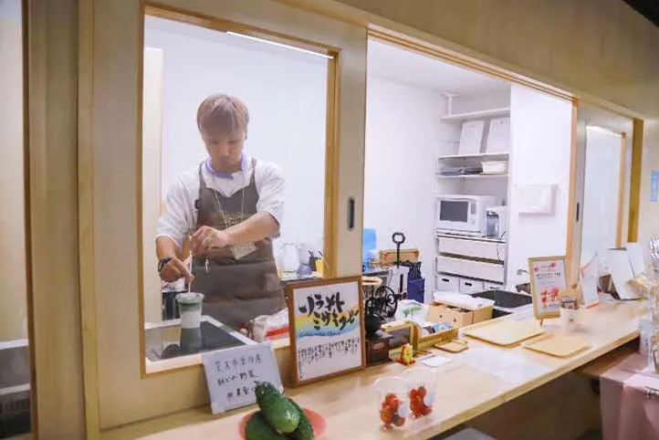 キッチンスペースで料理をする男性