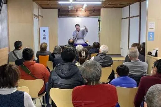 落語を見ている人たち